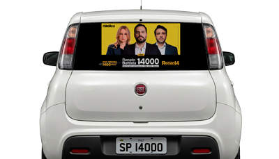 Exemplo de adesivo perfurado aplicado no vidro traseiro de um carro